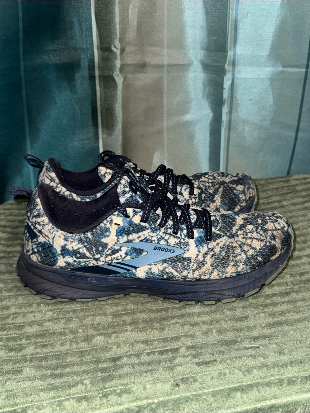 Brooks Men's Blue Black and Cream Patterned Athletic Shoes